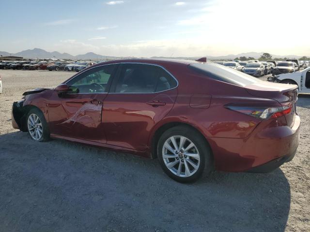 4T1C11AK5MU588746 - 2021 TOYOTA CAMRY LE RED photo 2