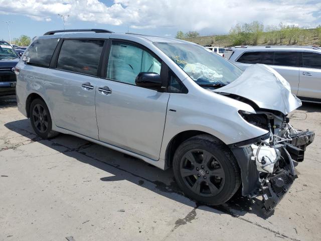 5TDEZ3DC7LS240164 - 2020 TOYOTA SIENNA SE SILVER photo 4