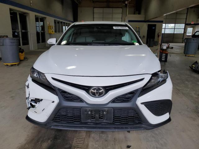 4T1G11AK9RU193509 - 2024 TOYOTA CAMRY SE NIGHT SHADE WHITE photo 5