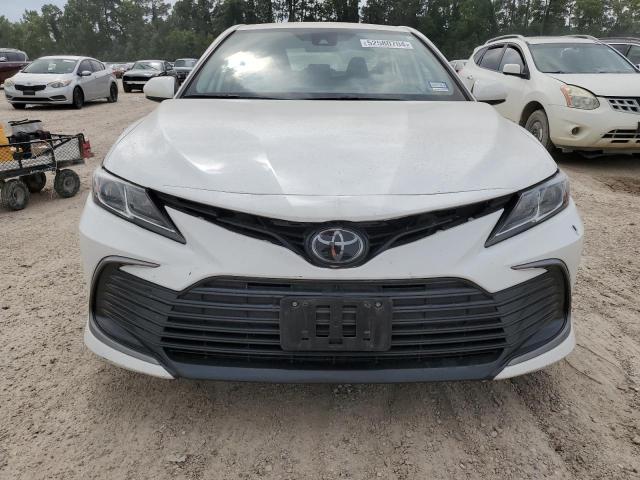 4T1C11AK8NU633311 - 2022 TOYOTA CAMRY LE WHITE photo 5