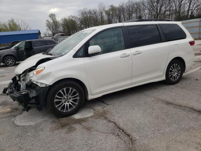 2019 TOYOTA SIENNA XLE, null