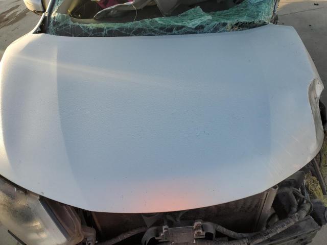 KNMAT2MT6JP586109 - 2018 NISSAN ROGUE S WHITE photo 12