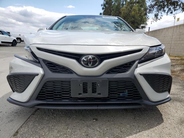 4T1G11AK5PU163615 - 2023 TOYOTA CAMRY SE NIGHT SHADE WHITE photo 5