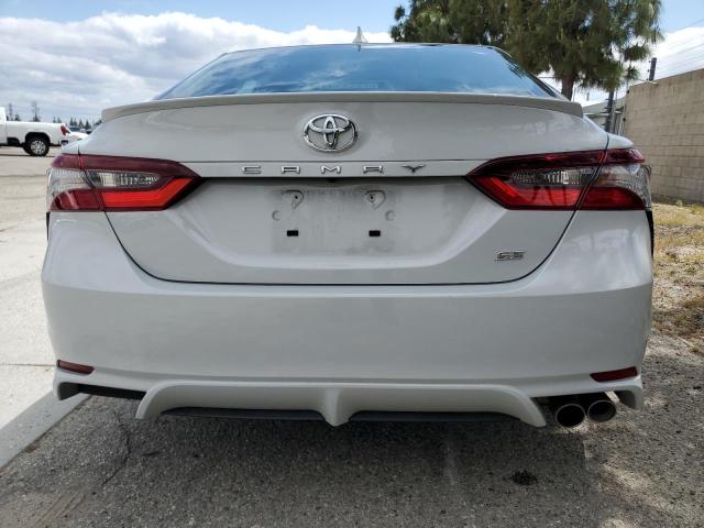 4T1G11AK5PU163615 - 2023 TOYOTA CAMRY SE NIGHT SHADE WHITE photo 6