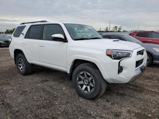 JTEPU5JR9P6099675 - 2023 TOYOTA 4RUNNER SE WHITE photo 4