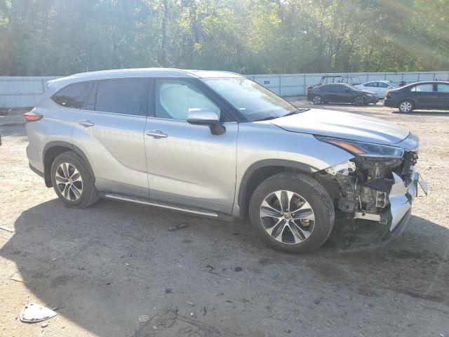 5TDGZRAHXMS082996 - 2021 TOYOTA HIGHLANDER XLE 银色 照片 4