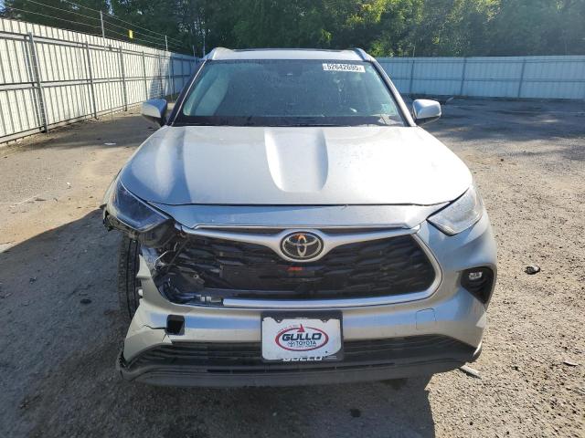 5TDGZRAHXMS082996 - 2021 TOYOTA HIGHLANDER XLE 银色 照片 5