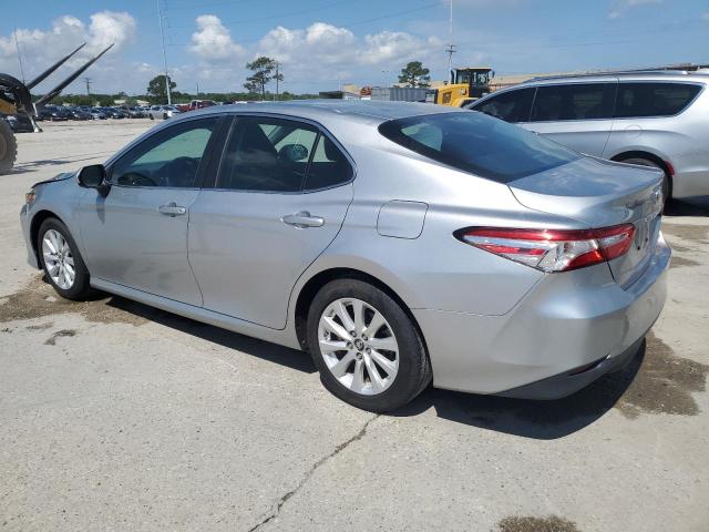 4T1B11HK6JU590647 - 2018 TOYOTA CAMRY L SILVER photo 2