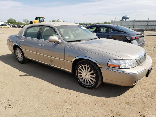 1LNHM82W73Y683033 - 2003 LINCOLN TOWN CAR SIGNATURE BEIGE photo 4