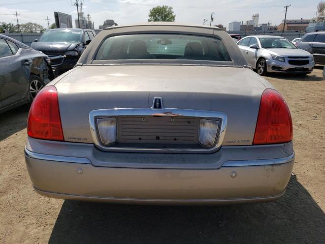 1LNHM82W73Y683033 - 2003 LINCOLN TOWN CAR SIGNATURE BEIGE photo 6