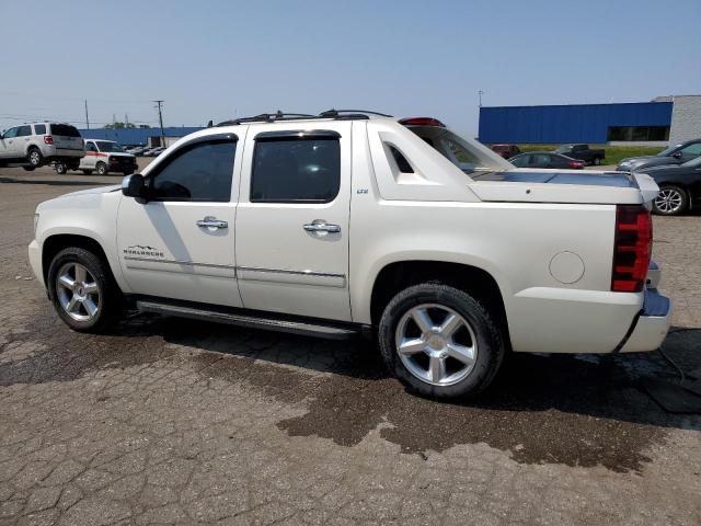 3GNTKGE76CG134993 - 2012 CHEVROLET AVALANCHE LTZ WHITE photo 2