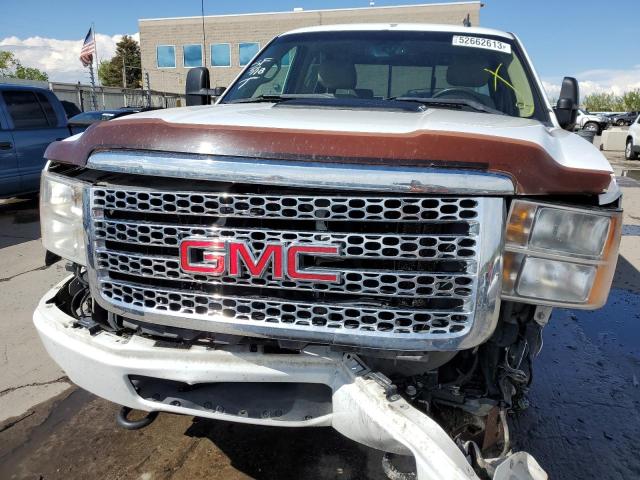 1GT125CGXBF233257 - 2011 GMC SIERRA K2500 DENALI WHITE photo 5