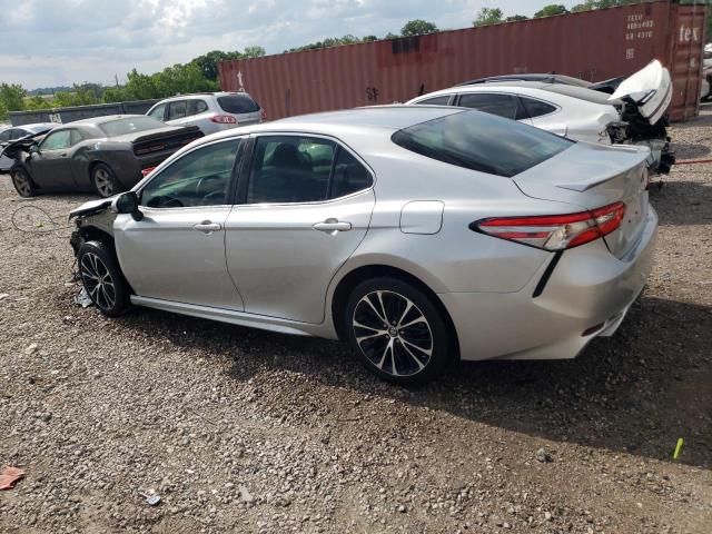 4T1B11HK6JU529511 - 2018 TOYOTA CAMRY L SILVER photo 2