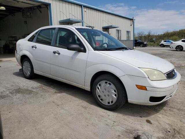 1FAFP34N36W245934 - 2006 FORD FOCUS ZX4 WHITE photo 4