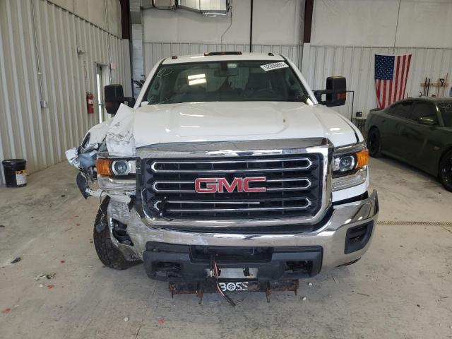 1GT22REG5JZ196026 - 2018 GMC SIERRA K2500 HEAVY DUTY WHITE photo 5