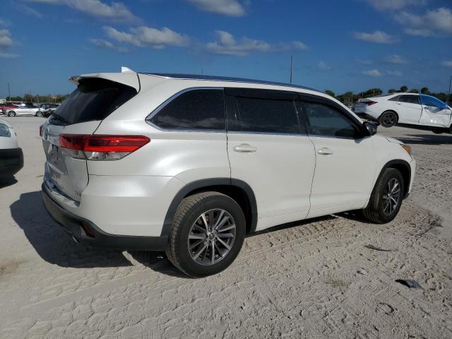 5TDKZRFHXHS524040 - 2017 TOYOTA HIGHLANDER SE WHITE photo 3