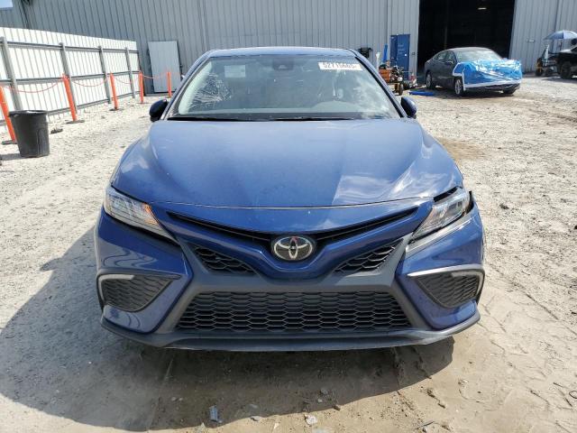 4T1G11AK7PU173983 - 2023 TOYOTA CAMRY SE NIGHT SHADE BLUE photo 5