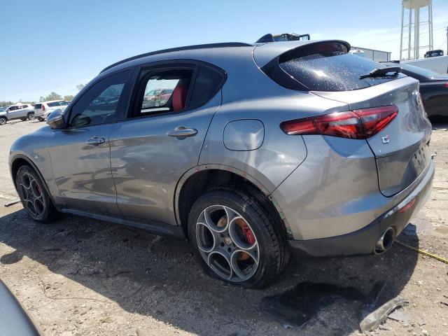 ZASFAKNN4J7B79702 - 2018 ALFA ROMEO STELVIO TI SPORT GRAY photo 2