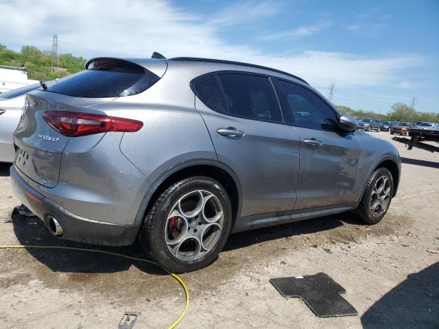 ZASFAKNN4J7B79702 - 2018 ALFA ROMEO STELVIO TI SPORT GRAY photo 3