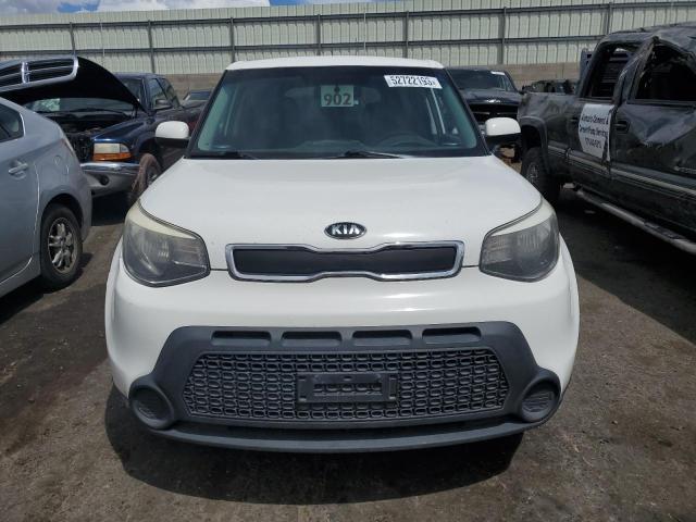 KNDJN2A22F7129097 - 2015 KIA SOUL WHITE photo 5