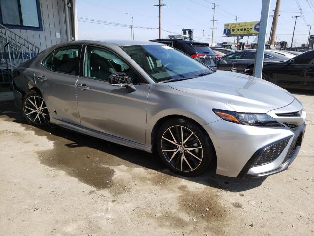 4T1G11AKXPU081394 - 2023 TOYOTA CAMRY SE NIGHT SHADE SILVER photo 4