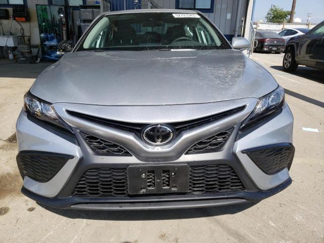 4T1G11AKXPU081394 - 2023 TOYOTA CAMRY SE NIGHT SHADE SILVER photo 5