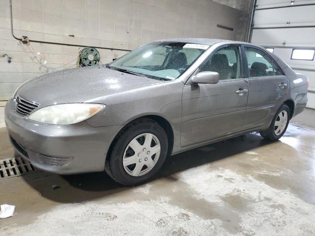 4T1BE32K05U994252 - 2005 TOYOTA CAMRY LE GRAY photo 1
