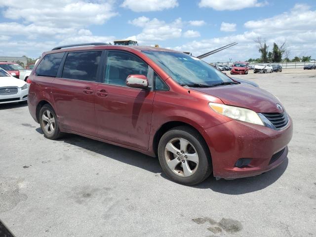 5TDKK3DC3DS313183 - 2013 TOYOTA SIENNA LE RED photo 4