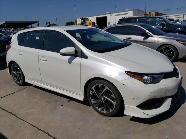 JTNKARJE0JJ557499 - 2018 TOYOTA COROLLA IM WHITE photo 4