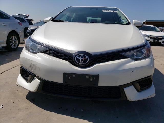 JTNKARJE0JJ557499 - 2018 TOYOTA COROLLA IM WHITE photo 5