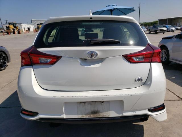 JTNKARJE0JJ557499 - 2018 TOYOTA COROLLA IM WHITE photo 6