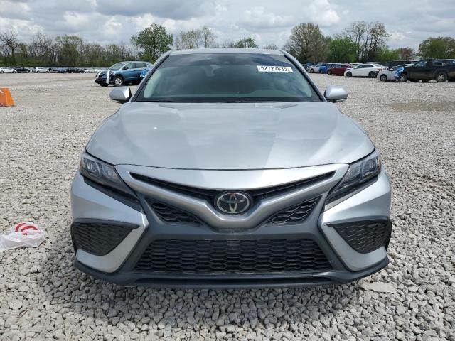 4T1G11BK5RU112553 - 2024 TOYOTA CAMRY SE NIGHT SHADE SILVER photo 5
