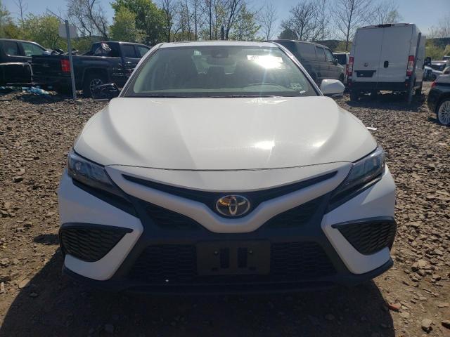 4T1T11AK8PU760160 - 2023 TOYOTA CAMRY SE NIGHT SHADE WHITE photo 5