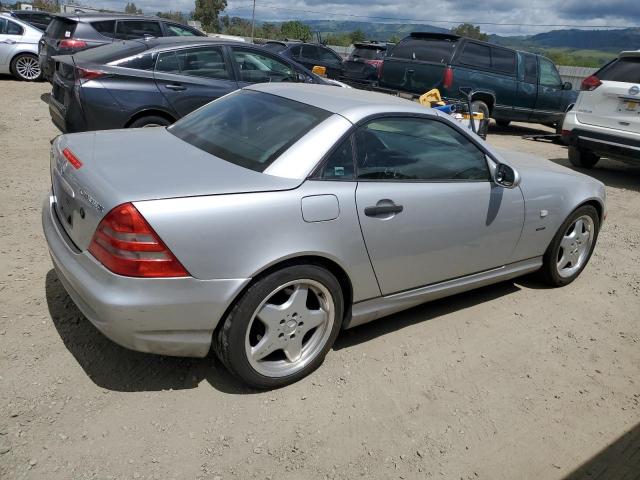 WDBKK47F5XF136473 - 1999 MERCEDES-BENZ SLK 230 KOMPRESSOR SILVER photo 3