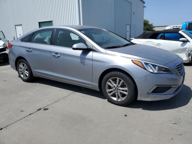 5NPE24AF6HH491120 - 2017 HYUNDAI SONATA SE SILVER photo 4