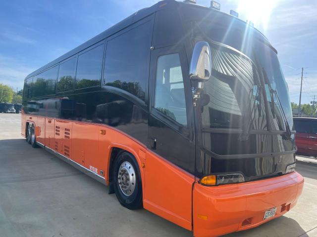 1M8TRPYA0XP060548 - 1999 MOTOR COACH INDUSTRIES TRANSIT BU ORANGE photo 1