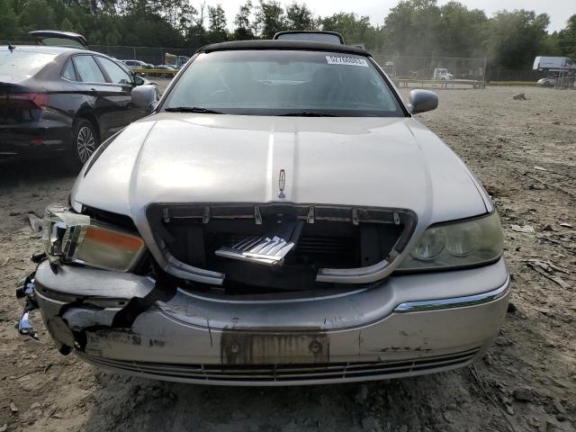 1LNHM81W33Y658857 - 2003 LINCOLN TOWN CAR EXECUTIVE SILVER photo 5