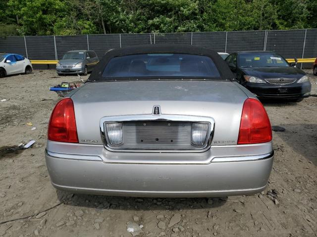 1LNHM81W33Y658857 - 2003 LINCOLN TOWN CAR EXECUTIVE SILVER photo 6
