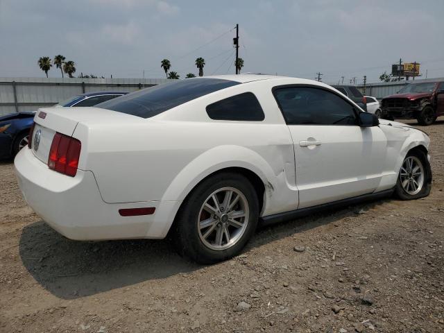 1ZVFT80N555148762 - 2005 FORD MUSTANG WHITE photo 3