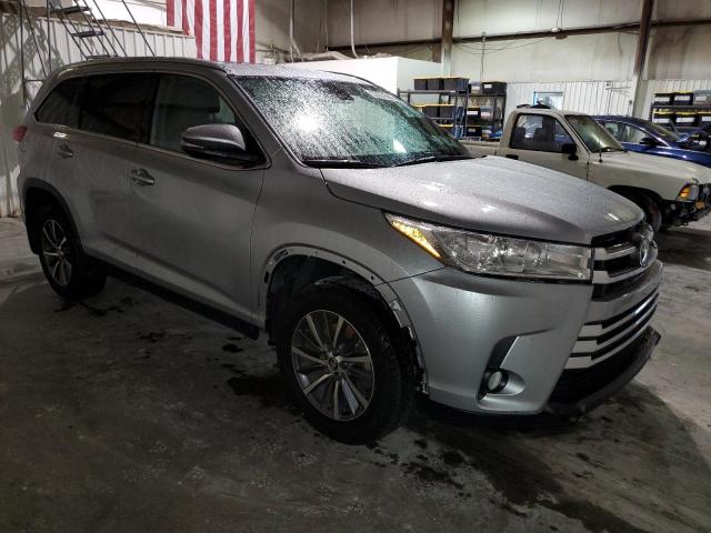 5TDKZRFH4KS568008 - 2019 TOYOTA HIGHLANDER SE SILVER photo 4