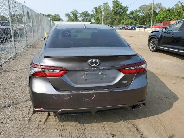 4T1G11AK4MU552550 - 2021 TOYOTA CAMRY SE GRAY photo 6