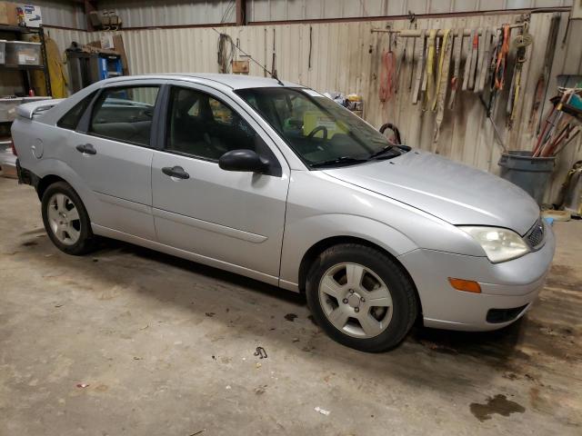 1FAHP34N57W193393 - 2007 FORD FOCUS ZX4 SILVER photo 4