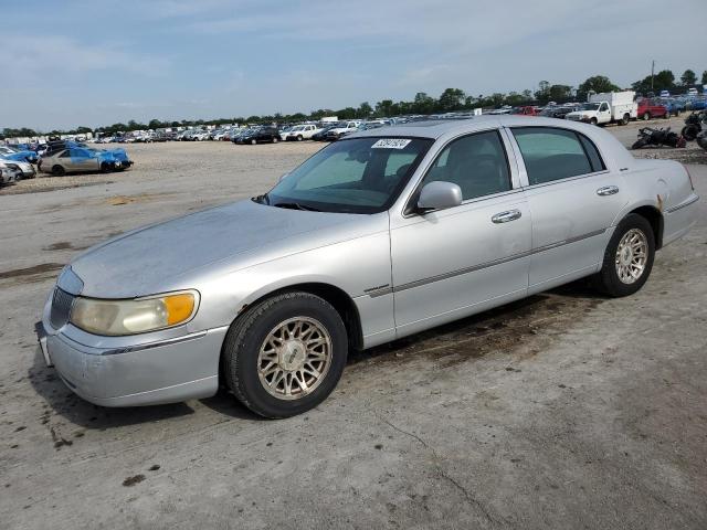 1LNFM82W2XY606227 - 1999 LINCOLN TOWN CAR SIGNATURE SILVER photo 1