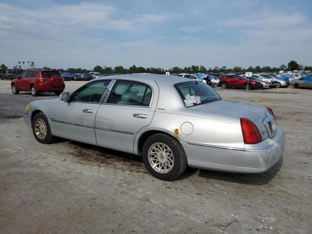 1LNFM82W2XY606227 - 1999 LINCOLN TOWN CAR SIGNATURE SILVER photo 2