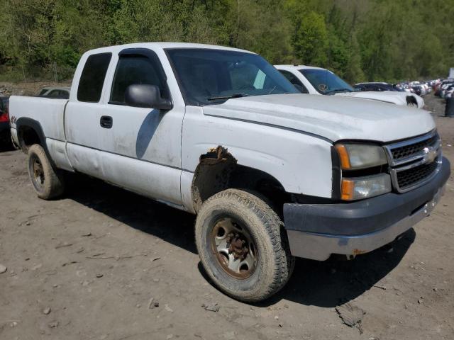 1GCHK29UX6E160140 - 2006 CHEVROLET SILVERADO K2500 HEAVY DUTY WHITE photo 4