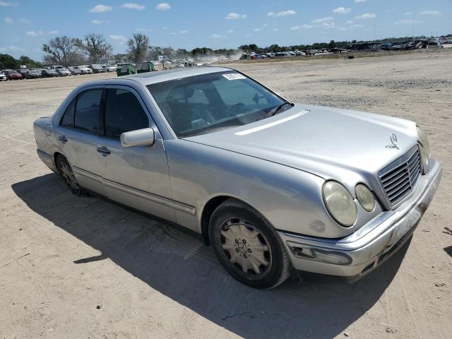 WDBJF65F5WA659616 - 1998 MERCEDES-BENZ E 320 SILVER photo 4