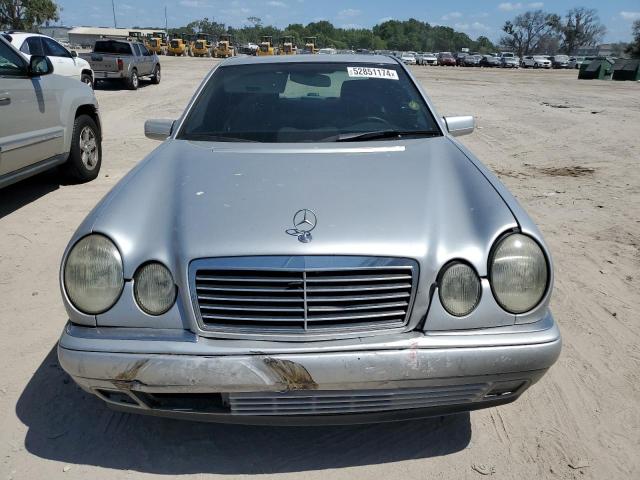 WDBJF65F5WA659616 - 1998 MERCEDES-BENZ E 320 SILVER photo 5