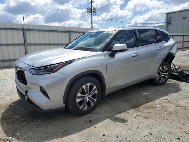 5TDGZRBH1MS125118 - 2021 TOYOTA HIGHLANDER XLE SILVER photo 1