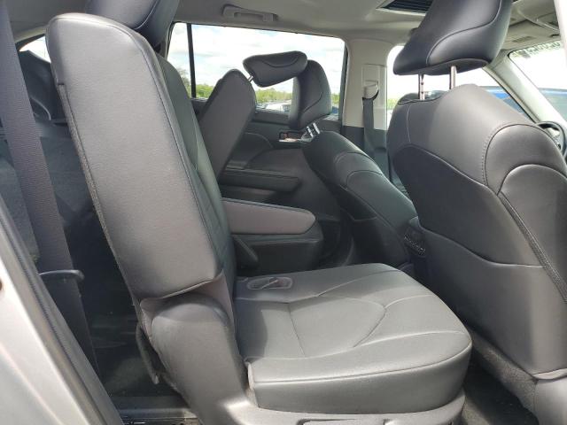 5TDGZRBH1MS125118 - 2021 TOYOTA HIGHLANDER XLE SILVER photo 11