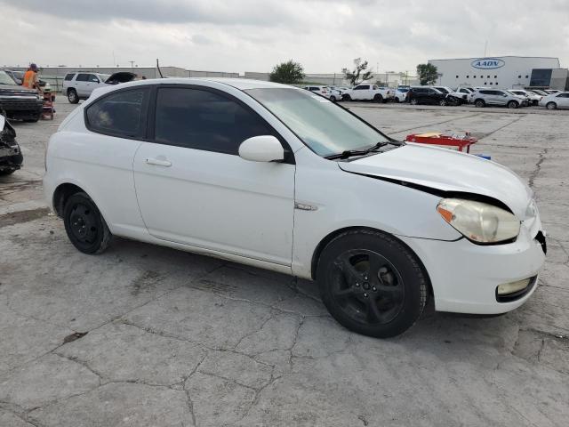 KMHCN36C48U090013 - 2008 HYUNDAI ACCENT SE WHITE photo 4